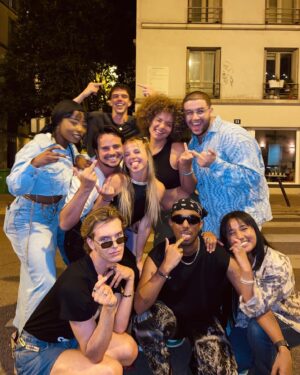 Carla Hugon Instagram - Merci 2023 🥂🤍 J’ai essayé de mettre les moments qui m’ont le plus marqué cette année mais il y’en a tellement d’autres 😭

Jouer le rôle de Sophie dans Mamma Mia, la sortie de la reprise de Womack & Womack, la sortie de Superstitieuse, la sortie de Libre, mon anniversaire avec eux, la Bretagne pour composer mon Ep, les premières parties, la chanson secrète bref je ne pourrai pas être plus heureuse. 

Je me sens tellement chanceuse de vivre tout ça, avec le travail et la passion tout est possible et 2024 sera magique ! J’ai trop hâte de commencer cette année avec vous et de vous parler de tous les projets qui arrivent ❤️ 

Love u. Carla 🫶🏻