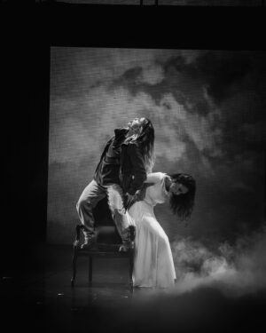 Carla Hugon Instagram - Alexandra Owens, merci pour tout ce que tu m’as apporté durant ces 3 mois 🪩🕺🏼🤍

Hier marquait la fin de la tournée Flashdance à @laseinemusicale avec cette équipe d’amour qui aura marqué ma vie 🫶🏻 

Merci à @cecilechaduteau et @philippehersen pour leur confiance et leur bienveillance. Merci à @theoagate pour sa patience et @andiemasazza pour la capitaine en or qu’elle a été 🫶🏻 Et merci à toute cette team d’acier pour tout💗

📸 @pbelenfant