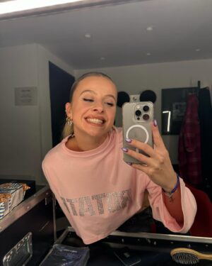 Carla Hugon Instagram - Merci 2023 🥂🤍 J’ai essayé de mettre les moments qui m’ont le plus marqué cette année mais il y’en a tellement d’autres 😭

Jouer le rôle de Sophie dans Mamma Mia, la sortie de la reprise de Womack & Womack, la sortie de Superstitieuse, la sortie de Libre, mon anniversaire avec eux, la Bretagne pour composer mon Ep, les premières parties, la chanson secrète bref je ne pourrai pas être plus heureuse. 

Je me sens tellement chanceuse de vivre tout ça, avec le travail et la passion tout est possible et 2024 sera magique ! J’ai trop hâte de commencer cette année avec vous et de vous parler de tous les projets qui arrivent ❤️ 

Love u. Carla 🫶🏻