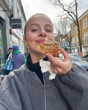 Carla Hugon Instagram - C’est leviosa pas leviosaaa 🧚🏼‍♀️