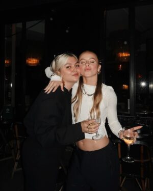 Carla Hugon Instagram - RELEASE PARTY PART 2 💘📸 (après je vous jure c’est fini)

Merci à tous mes amis et ma famille d’être venus célébrer ce jour si important pour moi 🫶🏻« À cœur ouvert » mon premier EP est dispo partout alors allez streamer et dites moi vos prefs !!! 🔥

@studio_paillette 
@ateliercastaparis