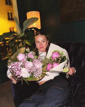 Carla Hugon Instagram - RELEASE PARTY PART 2 💘📸 (après je vous jure c’est fini)

Merci à tous mes amis et ma famille d’être venus célébrer ce jour si important pour moi 🫶🏻« À cœur ouvert » mon premier EP est dispo partout alors allez streamer et dites moi vos prefs !!! 🔥

@studio_paillette 
@ateliercastaparis