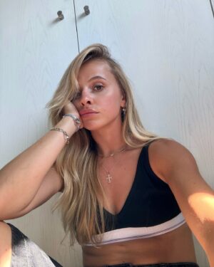 Carla Hugon Instagram - Je m’ennuie je veux refaire des concerts !!! 🥹🤍