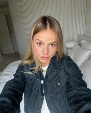 Carla Hugon Instagram - le coeur trop fragile 🪼🤍