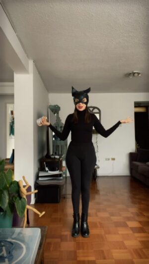 Carla Yépez Caicedo Instagram - Etiqueta en el post de @bielaec a tu amigx que SI ES el que ama Halloween  #MásMomentosMásAmigos