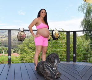 Carla Esparza Instagram - 38 (of 40 week) belly! Just took some impromptu pics in the backyard, it’s such a trip the ways our bodies change… can’t wait to see the comparison at my next weigh in 😂💪🏽🤰🏻