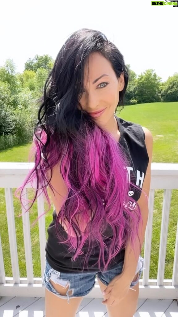 Carla Harvey Instagram - A little pop of color for summer🤩I was loving my black hair, but this is fun right? 🥳🥳 Thanks for getting me ready for tour @hairvibesbypatricia @lushproextensions #butcherbabies #fuschiahair ❤️Check out #dreamingincolor from our new release #eyeforaneye