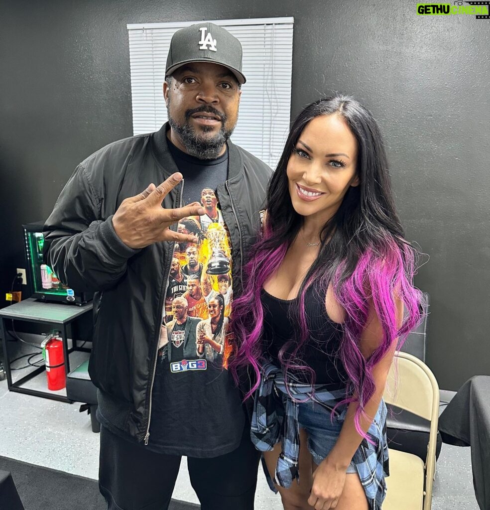 Carla Harvey Instagram - Not me resisting the urge to say "everytime i'm in the kitchen, you in the kitchen" to @icecube last week 😂 So cool to meet this legend! #itwasagoodday #icecube #friday