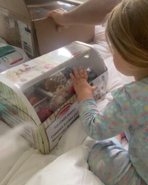 Carley Stenson Instagram - Thankyou @melissaanddougtoys for the most amazing gifts !! Our Skye has her cafe set up already and we’ve had some yummy ‘questionable’ ice creams and burgers haha 😂 

These are beautiful presents and we’re encouraging the doctor route lol