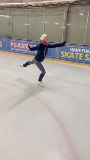 Carley Stenson Instagram - Finally think I’m getting the hang of this 🙈😂 can’t wait now! X 

#dancingonice @markhanretty