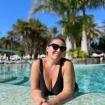 Carlota Corredera Instagram - Carrusel de Navidades felices en @seasidepalmbeach ☀️🎄 1. Sirena desde 1974 2. Playa en diciembre 3. Beso piscinero 4. Nochebuena en deportivas 5. Atardecer desde mi habitación 6. Splash 7. Burbujas en el spa de agua salada 8. Nadar=felicidad 9. Relax máximo 10. Verano en Navidad @villarrazomadrid #seasidecollection #seasidemoments #seasidepalmbeach