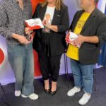Carlota Corredera Instagram - Somos tan buenas personas que no queríamos dejar a nuestra comunidad sin su dosis semanal de @superlativass ni en vacaciones santas así que @soydavidinsua y @davidandu_ han okupado nuestro plató para exprimirme pero bien 🤭🫣 Menudo cuadro me han liado… 😜🥰 Si tenéis vacaciones, ¡qué disfrutéis! Y si no, ahí tenéis vuestro @superlativass para desconectar y entreteneros 🗣️🎙️💜 #vayatrío #losamo #misdavides #preguntasyrespuestas #superlativas #pódcast #episodioyadisponible