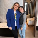 Carlota Corredera Instagram - Trastienda de la grabación del dilema de #lacenadelosidiotés @hora25ser 💙 ¿Ya habéis visto el episodio? 😊 Blazer y camiseta by @marina.rinaldi Maquipelu @cristina_salas_ Localización @hotelmonteramadrid Pendientes @diecisietecosas_shop