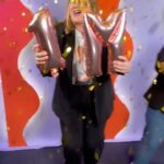 Carlota Corredera Instagram - ¡Cuántas alegrías no da @superlativass! Gracias a tod@s vosotr@s hemos superado el millón de visualizaciones de los contenidos de nuestro pódcast en #Youtube y #Spotify 1️⃣Ⓜ️ 🎉🎊💥 ¡Os queremos dar un millón de gracias! Queremos acordarnos hoy de @belenestebanmenendez @miriamgonzalezdurantez @_valeriavegas_ @barbarafdelbas @anasierraes @mariapatino1508 @dra.elisabeth.arrojo #JuaniAguilar @ineshernand @nereaperezdelasheras @boticariagarcia @albacarrillooficial #DraRiobó @lydialozanoof y @croquetamente__ por su generosidad y su cariño 🙏🏻💜 No queremos olvidarmos tampoco de nuestro querido @superlativabotanicals 🌿🌱 Este millón nos da todo el power para continuar ofreciendo las entrevistas más superlativas para la mejor comunidad 🥳🥳🥳 G R A C I A S 💜🎙️ ¡Por cierto! PARA CELEBRAR ESTE NOTICIÓN ESTAD PENDIENTES EL PRÓXIMO MIÉRCOLES 27 PORQUE LLEGA UN ESPECIAL PREGUNTAS Y RESPUESTAS DE LA MANO DE MIS ADORADOS @soydavidinsua Y @davidandu_ 💥💥💥💥💥💥💥 Camiseta by @peachpit80_90 Pendientes @merakis__shop @premiosidolo @premiosondas 😃 #1M #nuestroprimermillón #superlativas #pódcast