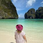 Carlota Corredera Instagram – Robados posados en Maya Bay con total look de mi amiga @bondesioshop 🌊🏝️💜 La playa de “La playa” de @leonardodicaprio 😍 🇹🇭🪸🪷 #thailand #tailandia #phiphiisland