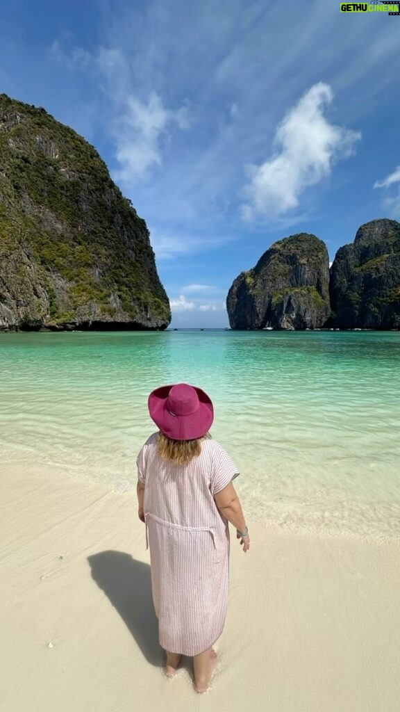 Carlota Corredera Instagram - Robados posados en Maya Bay con total look de mi amiga @bondesioshop 🌊🏝️💜 La playa de “La playa” de @leonardodicaprio 😍 🇹🇭🪸🪷 #thailand #tailandia #phiphiisland