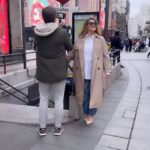 Carlota Corredera Instagram - Hace ya una semana que compartimos la promo del estreno de la segunda temporada de @superlativass 💜 Mañana llega el segundo episodio y morimos de ganas de compartirlo 🤭 Queremos entreteneros y enamoraros cada semana, ojalá lo consigamos 🤞🏻 Mientras, os dejo con las risas de @aliencinasali y @soydavidinsua mientras poso en Callao 📹😍 #behindthescenes #pódcast #granvía