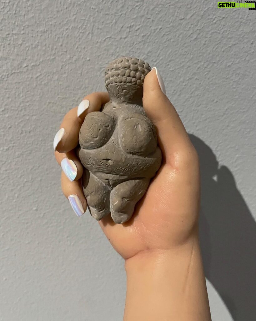 Carlota Guerrero Instagram - “Sofia Willendorf” Silicon, hair and clay (2022) @staatsgaleriestuttgart #carlotaguerrero “An apparent visitor stands serenely in a corner of the exhibition room. She has her back turned to the rest of the viewers and looks down towards a small figurine she holds with one of her hands. Titled Sofia Willendorf, the installation takes the historian and anthropologist LeRoy McDermott and Catherine Hodge's thesis from their article Decolonizing Gender: Female Vision in the Upper Paleolithic (1996) as the starting point. In the text, the authors criticize the way the first images of human bodies, the Venus figurines, have generally been interpreted “as sex objects made from a male point of view”. Instead, they argue, they were made by women and for women as a form of self-representation. Following this, the apparent distortions of the anatomy of the figurines become apt renderings if we consider the body as seen by a woman, presumably pregnant, looking down on herself. Regardless of the veracity of the argument —which seems perfectly logical and credible— the question remains; why did it take so long to consider the logical possibility that a female point of view was involved? Sofia Willendorf gives voice to that pregnant woman in the contemporary context, where past and present archetypes are confronted under the veil of an imposed male gaze the artist tries to subvert. A certain discomfort emerges while staring at the duo, ironically separated by 30,000 years gap. Originally purchased as a sex doll manufactured in China, the contemporary visitor cheerlessly exemplifies both the prevalence and the profound influence of the patriarchy." text and curation @marionavaldestorrella