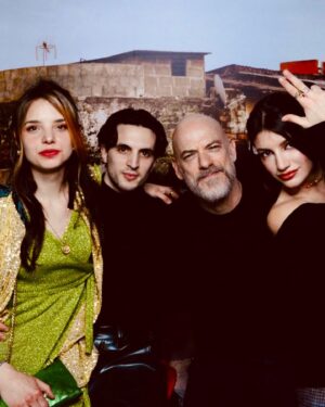 Carlotta Antonelli Instagram - E con delle foto fatte malissimo e che non fanno per niente paura voglio dirvi che tra poche ore  Suburræterna sarà su @netflixit ❤️‍🔥 
Qui si possono ammirare tutti i suoi protagonisti nella loro stupidera. Come forse non li avrete mai visti e non li vedrete mai. Guardateci,noi vi aspettiamo. Più cattivi di così ovviamente. Love you