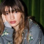 Carlotta Antonelli Instagram - “Essere attore in un mondo che è diventato una grande vetrina in cui si è sempre esposti. Per quanto si possa essere sicuri e solidi. Vedo gente crollare e gente che resiste. L’obiettivo è resistere. E rimanere in piedi”. #CarlottaAntonelli è la protagonista della digital cover di #MarieClaireltalia di #Dicembre. Protagonista di #Suburraeterna, da poco sbarcata su Netflix, spin-off della serie #Suburra che si è esaurita con la terza stagione, in cui lei è sempre Angelica la figlia del boss della potente famiglia mafiosa di zingari, ma “cresciuta. Non più in balia della giovane età, non più impulsiva, libera, selvaggia e imprevedibile”. Ha cambiato persino il modo di vestire, la sua estetica, e questo è stato destabilizzante. È più facile lavorare a un personaggio nuovo, che a uno cambiato. E la sensazione è che la cosa valga, per Carlotta, anche fuori dal set. In che momento della tua vita lavorativa ti trovi? Nel più difficile da quando ho iniziato. Ho 28 anni, rientro ormai nel range delle trentenni, e improvvisamente le possibilità, i ruoli, diminuiscono. Prima avevo molta scelta, facevo la figlia, l’adolescente. Ora non sono ancora una madre, ma neanche una ragazzina. I ruoli che raccontano questa condizione di autonomia da figli, genitori e mariti sono veramente pochi e noi attrici trentenni tantissime. A un provino brulicante di aspiranti come ci si puntella con l’autostima? Non la vedo cosi, quando vado. Penso che ognuna di quelle persone ha qualcosa di diverso per cui potrebbe essere scelta. Si viene scelti per una caratteristica che si ha, si viene scartati perché non si ha proprio quella. Che idea hai della tua generazione? Mi sembra in gamba. Parlo per chi conosco. Persone molto informate, che studiano, leggono, sanno come vanno le cose, che si mettono in discussione. Starring @lottyantonelli @upgradeartist Fotografia e styling @giorgia_imbrenda Produzione e Direzione Creativa @federicaromagnoli Editor in Chief @ravasiomanu Look @miumiu Hair @fulviatellone @simonebelliagency Makeup @nikipinna @simonebelliagency Per la location si ringrazia @editionrome #marieclaireitalia ⭐️