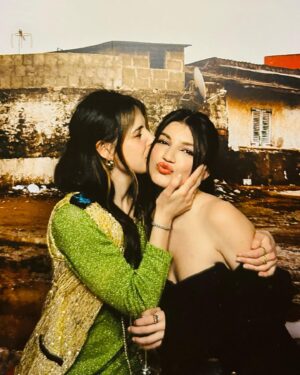 Carlotta Antonelli Instagram - E con delle foto fatte malissimo e che non fanno per niente paura voglio dirvi che tra poche ore  Suburræterna sarà su @netflixit ❤️‍🔥 
Qui si possono ammirare tutti i suoi protagonisti nella loro stupidera. Come forse non li avrete mai visti e non li vedrete mai. Guardateci,noi vi aspettiamo. Più cattivi di così ovviamente. Love you