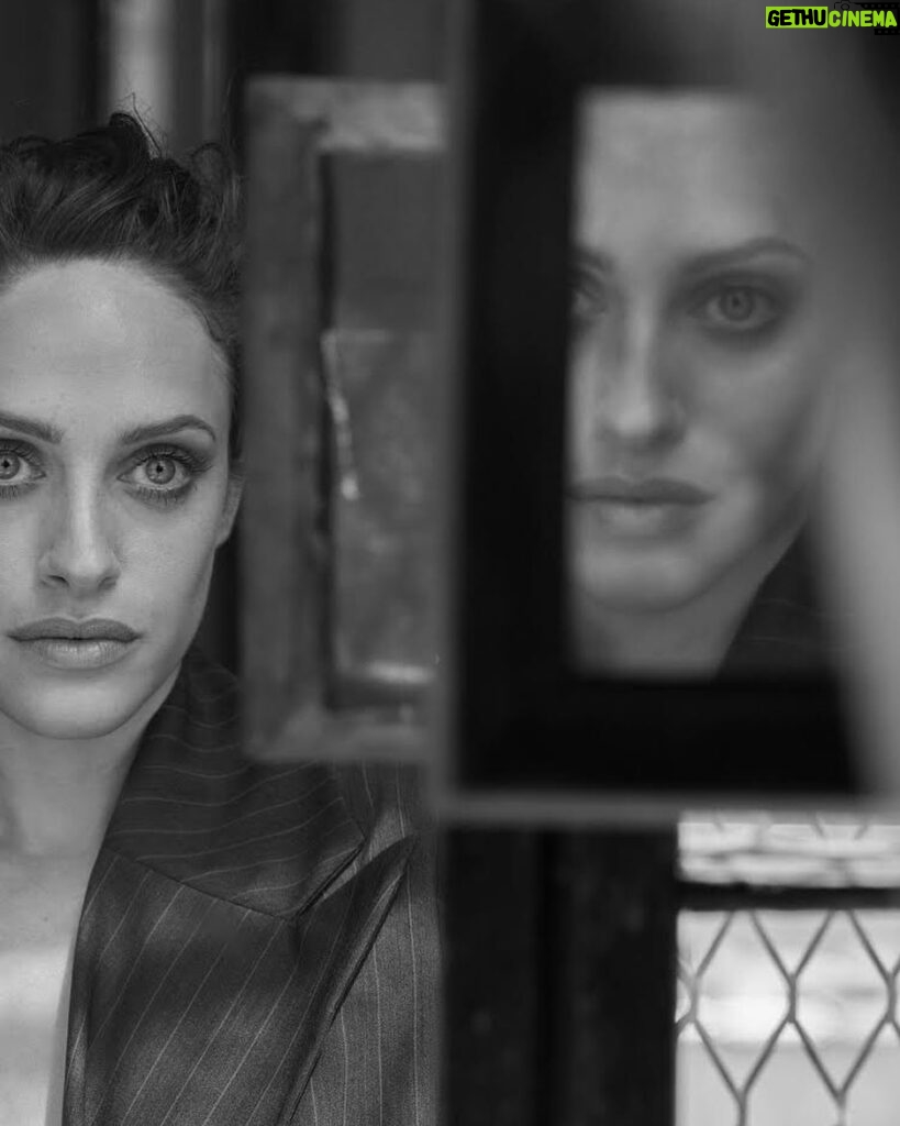 Carly Chaikin Instagram - One more from @schonmagazine ⚡️⚡️ 〰️〰️〰️〰️〰️〰️〰️〰️ Hair: @michaelsilvahair Makeup: @meredithbaraf Photography: @aralereartesv Fashion: @barbbvelez Production: @sheri.chiu Nails: @shirleychengmanicurist