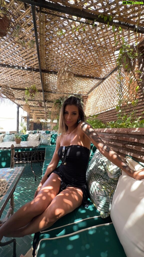 Carly Santos Instagram - POV: tu e a tua melhor amiga arranjam-se para irem conhecer o melhor restaurante de Marrocos 🇲🇦🫶🏼 Paragem obrigatória @lasultanamarrakechofficiel 📍 @solferias_operadorturistico