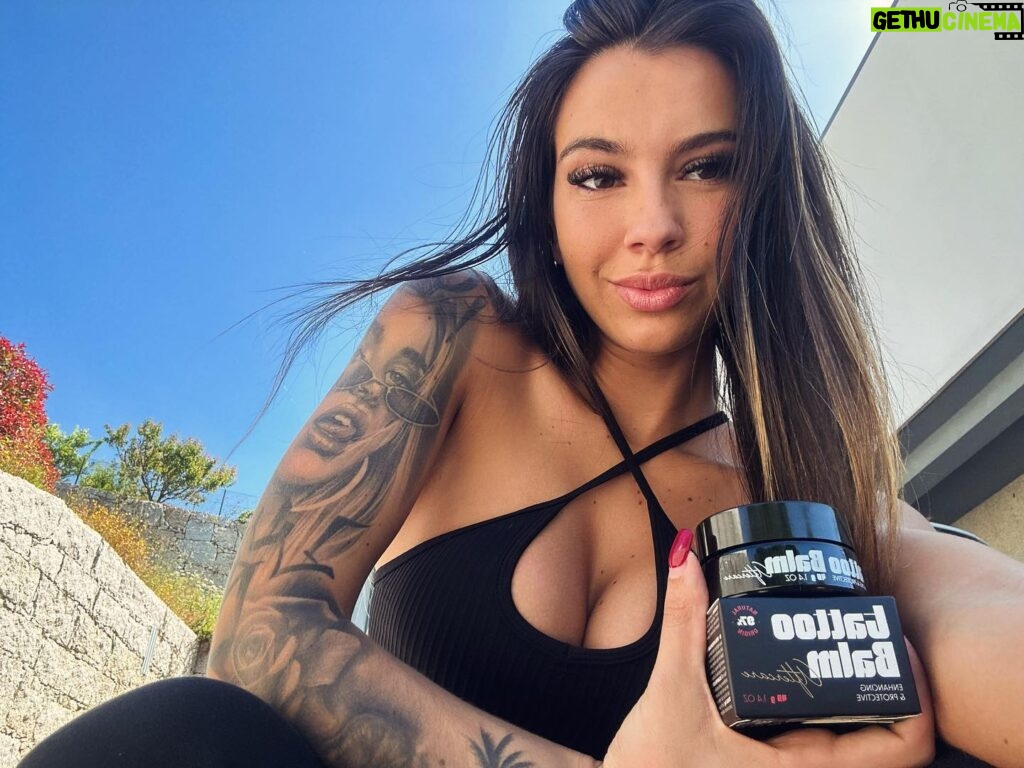 Carly Santos Instagram - Acho que fizeram este produto especialmente para mim 🤭 é a mais recente novidade da @prozis e agora já têm disponível creme e bálsamo para cuidarem das vossas tatuagens. E não se esqueçam de usar o melhor código de todos nas vossas compras: CARLY 😎🖤 #pub