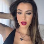 Carly Santos Instagram – Pagou uma e levou duas 👌🏼