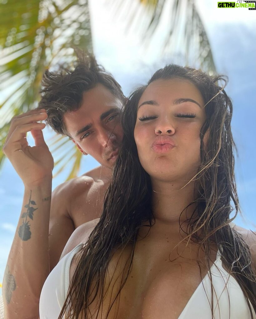 Carly Santos Instagram - Meu amor… ♥️ és mais do que tudo aquilo que algum dia sonhei para mim. És o meu apoio, o meu suporte, o meu melhor amigo e companheiro de vida, que é tão mais feliz ao teu lado. Espero que ela nos guarde as maiores felicidades do mundo. Espero que tenhamos muitos filhos lindos e que eles nasçam igualzinhos a ti. Mas que enquanto isso não acontecer aceites dar um segundo irmão ao Maluzinho porque sinceramente acho que ainda não limpamos cocó e xixi que chegue. 🤓 Na verdade, só peço uma vida inteira cheia de saúde ao teu lado. Porque sei que não precisamos de mais nada enquanto nos tivermos um ao outro. És a coisa mai boa deste mundo meu amor!!!! E eu sou a pessoa mais feliz e sortuda do mundo por te ter ♥️ Feliz aniversário meu xexexe príncipe de olho azul. Amo-te para todo o sempre. ♥️♥️♥️