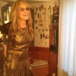 Carly Simon Instagram - Looking in the mirror just to make sure I’m not “looking” too vain!!! 😜