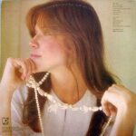 Carly Simon Instagram - I forgot all about that first photo, have you ever seen this photo of me?! 🎪🎠 This was 1974, photographed by Ed Caraeff for my album Hotcakes 🥞