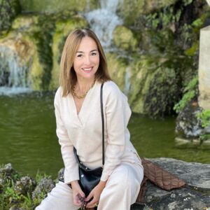 Carme Barceló Instagram - Els colors de Florència.
Look de @escorpion_knitwear @hellonails.es GAUDÍ @montsesala40 @balenciaga