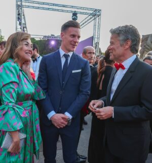 Carme Barceló Instagram - 800 persones i més de 800.000 euros recaptats per a la investigació. 
Un any més al costat de persones extraordinàries que vetllen per la salut de tots.
Sempre al vostre costat, @fundaciolluita @bonaventura_clotet @peopleinredgala @lauraduranbcn ❤️
1. Gràcies @rosa_clara per aquest look tan bonic i @backstagebcn per cuidar i mimar el meu estilisme.
2. Admiració total @bonaventura_clotet 
3. Comentant la jugada amb @mterstegen1 i @joanvehils 
4. Al photocall amb la @iuleneservent @bonaventura_clotet i @joanvehils @diariosport 
5.  La brutal actuació de @lafuradelsbaus 
6. Admirant-la
7. Amb la meva @susirejano i la Caty. Família @mesoestetic 
8. Persones boniques: @marc_clotet i @natasanchezmol 
9. Més persones boniques @dani_clara 
Fotos de @sportvalen 
#peopleinred #peopleinredgala2024 #investigació #solidaritat  #malaltiesinfeccioses #sida #elamigoquesefue