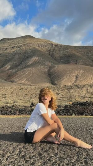 Carme Barceló Instagram - Recuerdos (2) de 2023 en 3,2,1…
Volví a Famara como tantas otras veces. 
Recordé, reviví y reescribí aquella historia tan bonita, tan secreta, tan poco convencional y tan enriquecedora. 
Tu y yo. Uno y otra. Rey y reina.
#caramelos 
#enero23 #Famara #Lanzarote