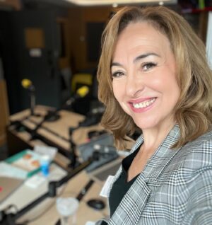 Carme Barceló Instagram - Quina setmaneta…
1. Ayer la rematé en el plató de @elchiringuitotv 
2.  La famosa alineación
3.  La libreta, el pilot y la mejor localización posible para un reportaje muy top @diariosport @sportvalen @wbarcelona 
4. La prèvia, amb la @elisabethvilardell i un arrós de calamarsets que cantàven els àngels
5. Ben d’hora, ben d’hora debatint sobre @xavi al Cafè d’idées amb la @gemma_nierga 
6. I vam seguir a @maticatradio