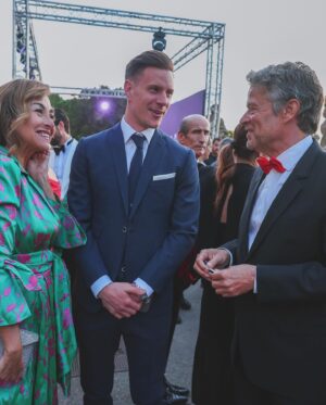 Carme Barceló Instagram - Siete días, siete noches.
1. EL VESTIDO. Gràcies, @rosaclara
2. EL DOCTOR. Admiració total, @bonaventura_clotet @peopleinredgala @fundaciolluita 
3. EL PORTERO. Valor seguro @mterstegen1 @fcbarcelona 
4. Un reencuentro, @annalewandowska 
5. Una noche preciosa de solidaridad con la/mi @fundacionquerer con mi compañero @alex.silvestresz @elchiringuitotv 
6. Desde casa y de madrugada conexión @elchiringuitotv 
7. Con mis amigas del colegio volvimos al ídem para disfrutar del espectáculo Génesis #dominiques @mariselongan @mateluco @rosaalro 
I 8. Sol i pau amb el meu gosset #Team #bulldogfrances #frenchbulldog