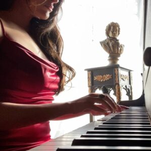 Carmela Zumbado Instagram - @billieeilish 🌹while Beethoven lurks 👀