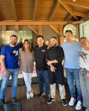 Carmen Porter Instagram - Comida genial en casa de @maitanelasa @oscarmambrillas7  hecha por el chef @alexfedezsushi
