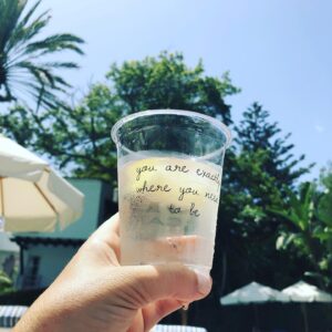 Carmen Porter Instagram - Me aficioné al agua San Pellegrino helada en Nazca, Perú. Después de intensas horas de rodaje cuando llegábamos al hotel o más bien un arca de Noe porque era de un Italiano que se fue allí ante el Apocalipsis que se esperaba para el año 2000...pues nos esperaba siempre con el agua con gas helada y una rodajita de limón!!!!!