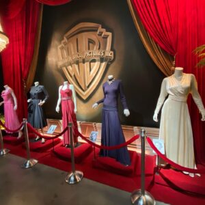 Carmen Porter Instagram - Vestidos de las divas de Hollywood!!! #warnerbrosstudios