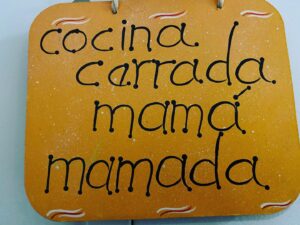 Carmen Porter Instagram - De vez en cuando las mamás cocineras tenemos que descansar. El cartel lo vi colgado en casa de una amiga y lo hice mío. Aunque yo con un vino ya me mamo 😂😂😂