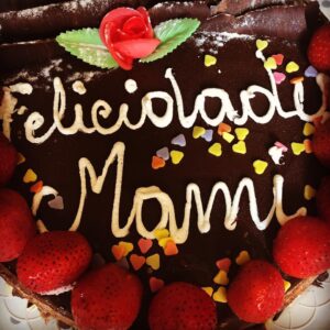 Carmen Porter Instagram - La tarta que me ha encargado Alma!!! Luego me ha hecho otra de moras que ha cogido ella!!!