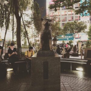 Carmen Porter Instagram - Estatua de Hachiko el perro que esperaba todos los días a su compañero de vida frente a la estación de Shibuya. Aún después de muerto su dueño, él no faltó a la cita nunca!!!!!