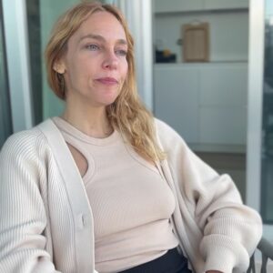 Carmen Ruiz Instagram - Amor é fogo que arde sem se ver;
É ferida que dói, e não se sente;
É um contentamento descontente;
É dor que desatina sem doer.

É um não querer mais que bem querer;
É um andar solitário entre a gente;
É nunca contentar-se de contente;
É um cuidar que se ganha em se perder.

É querer estar preso por vontade;
É servir a quem vence, o vencedor;
É ter com quem nos mata, lealdade.

Mas como causar pode seu favor
Nos corações humanos amizade,
Se tão contrário a si é o mesmo Amor?

Luís de Camões