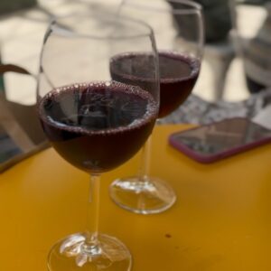 Carmen Ruiz Instagram - Amor é fogo que arde sem se ver;
É ferida que dói, e não se sente;
É um contentamento descontente;
É dor que desatina sem doer.

É um não querer mais que bem querer;
É um andar solitário entre a gente;
É nunca contentar-se de contente;
É um cuidar que se ganha em se perder.

É querer estar preso por vontade;
É servir a quem vence, o vencedor;
É ter com quem nos mata, lealdade.

Mas como causar pode seu favor
Nos corações humanos amizade,
Se tão contrário a si é o mesmo Amor?

Luís de Camões
