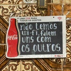 Carmen Ruiz Instagram - Amor é fogo que arde sem se ver;
É ferida que dói, e não se sente;
É um contentamento descontente;
É dor que desatina sem doer.

É um não querer mais que bem querer;
É um andar solitário entre a gente;
É nunca contentar-se de contente;
É um cuidar que se ganha em se perder.

É querer estar preso por vontade;
É servir a quem vence, o vencedor;
É ter com quem nos mata, lealdade.

Mas como causar pode seu favor
Nos corações humanos amizade,
Se tão contrário a si é o mesmo Amor?

Luís de Camões