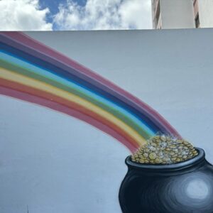 Carmen Ruiz Instagram - Amor é fogo que arde sem se ver;
É ferida que dói, e não se sente;
É um contentamento descontente;
É dor que desatina sem doer.

É um não querer mais que bem querer;
É um andar solitário entre a gente;
É nunca contentar-se de contente;
É um cuidar que se ganha em se perder.

É querer estar preso por vontade;
É servir a quem vence, o vencedor;
É ter com quem nos mata, lealdade.

Mas como causar pode seu favor
Nos corações humanos amizade,
Se tão contrário a si é o mesmo Amor?

Luís de Camões