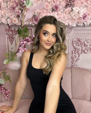 Carmen Sánchez Instagram - Un cambio de look significa nuevos comienzos, nuevas etapas, y en definitiva,renovación. Eso necesitaba yo🫢✨
.
.
.
¿Qué os parece?👀