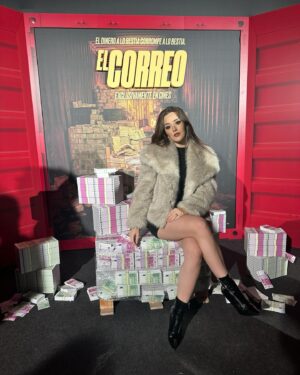 Carmen Sánchez Instagram - Premiere El Correo✨
.
.
.
💎: @discoverkidult_es @rockthebrand_agency 
👢: @stevemaddenesp 
@galleryroomc
💄: @crissgge 
👗 @yolanda_faria 
💝 @wir_espresati